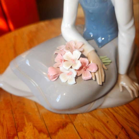 LLADRO "NOSTALGIA" #5071 YOUNG GIRL WITH FLOWERS - Picture 3 of 12